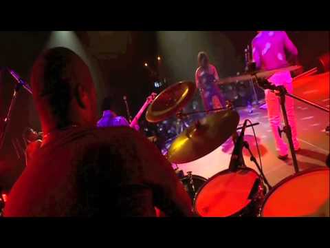 Clive ''Bobby'' Mutyasira playing Iwai Nesu. with Chiwoniso Maraire in Germanym4v