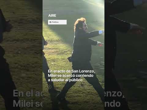 En el acto de San Lorenzo Milei se acercó corriendo a saludar al público 🇦🇷