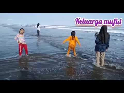 Pantai cilumut main ombak II play the waves on the beach