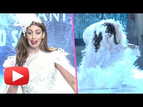 Catwalk Blunder!! Shweta Bachchan Nanda Trips On Ramp