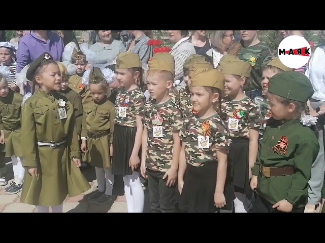 Азнакайның нәни солдатлары  сафта оста җырлыйлар