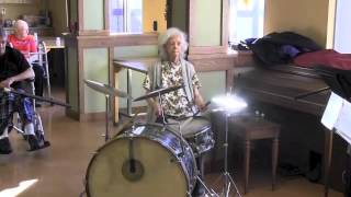 preview picture of video 'Lillian Barney still drumming in her 90s'