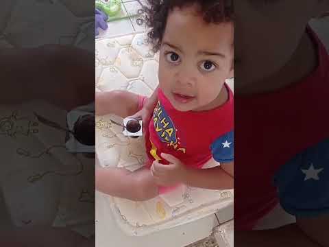 comendo danoninho de chocolate 🍫Maria Fernanda criança de 2 anos