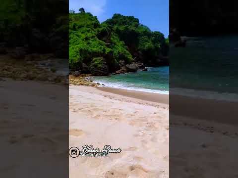 Temukan keindahan tersembunyi di Pantai Krokoh, Gunung Kidul! 🌊✨ Suasana sepi dan tenang, sempurna untuk melarikan dir...