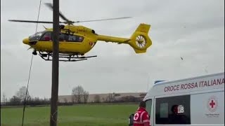 L'intervento dei soccorsi per l'incendio nella cascina