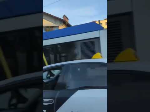 Un troleu rupt a intrat în parbrizul unui taxi din Chișinău
