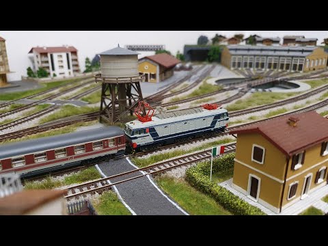 Scala N - FS: E633 Lo.Co. con convoglio UIC-X Rosso Fegato ACME e Self-Service Fratix