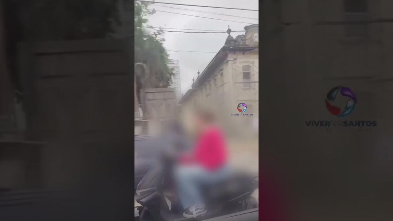 Condutora é flagrada sem capacete e usando o celular em moto elétrica em Santos