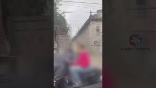 Condutora é flagrada sem capacete e usando o celular em moto elétrica em Santos.