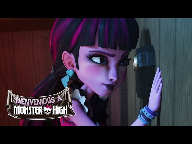 Vídeo relacionado con Monster High Alumni - Alas de corazón de Draculaura Camiseta
