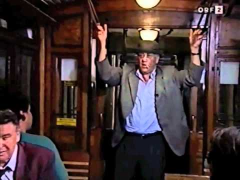 Toni Strobel als Tschecherant in der Strassenbahn