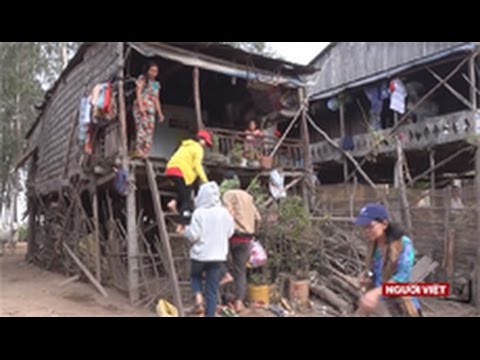 Thăm đồng bào người Việt tại Campuchia