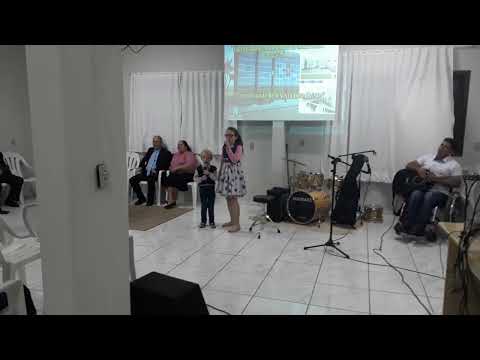 YASMIM E YORAM CANTANDO