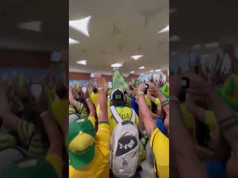 TORCIDA BRASILEIRA INVADE O METRO NO QATAR ??
