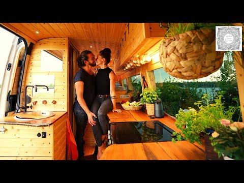 Sensationeller Van Ausbau mit ausziehbarem schwebendem Bett