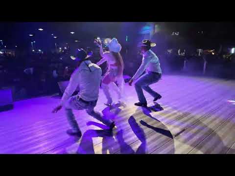 Who’s Ready to Learn the Shae Walk? Shae    @KountrySmoove @Xmike.lowery cut up on Stage in La.