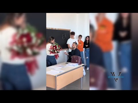 Sboccia l'amore tra i banchi di scuola, proposta di matrimonio in classe: i professori si sposano