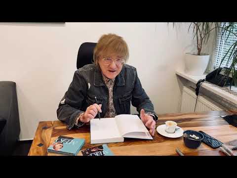 Miro Žbirka podepisuje ceny pro čtenáře iREPORTu