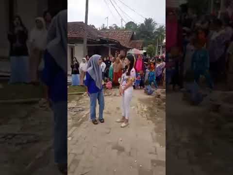 bedah rumah lagi.. bpk marta dan ibu sarwiti.   saat wawancara tetangga nya.. kp babakan desa mander