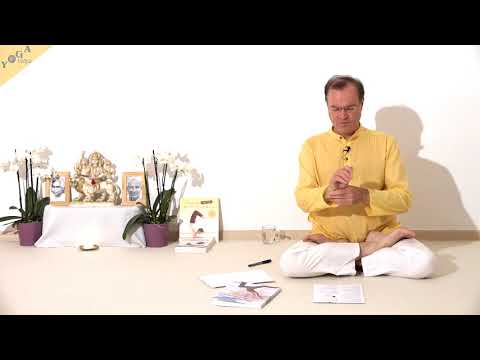 Yoga Hahnenstellung auf den Fäusten mit Armen neben den Oberschenkeln - Yoga Asana Lexikon