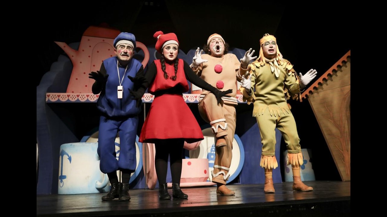 MERSİN ŞEHİR TİYATROSU “BİSKÜVİ ADAM” OYUNU İLE SİLİFKELİ MİNİKLERLE BULUŞTU