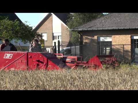 boer Dirk in actie met zijn oldtimer pikdorser JF - MS 5 - bouwjaar 1962
