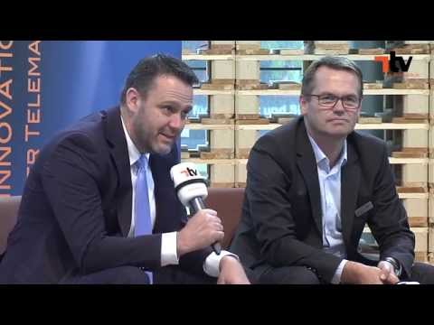 Telematik ist ein sehr genereller Überbegriff, der vernetzte Technologien beschreibt und somit in den unterschiedlichsten Branchen Anwendung findet. Im Flottensegment steht dieser in besonderer Weise für klassische Positionsbestimmung. Der Transport von A nach B und die Standortverfolgung der Ware. Telematik geht jedoch weit darüber hinaus. Wenn Aufträge digitalisiert abgewickelt werden und bei der eigenen Flotte nicht nur Position sondern auch Daten vom Fahrzeug und der Ladung jederzeit verfügbar sind, ist man in der heutigen Zeit angekommen. In dieser Gesprächsrunde gehen die Teilnehmer daher auf die Spezialisierung der Telematik-Branche auf Nutzfahrzeugflotten ein.