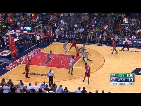 Tomas Satoransky splits the Celtics' defense