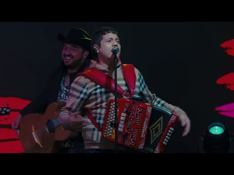 RemmyValenzuela - Remmy Valenzuela - Le Hace Falta Un Beso (En Vivo)