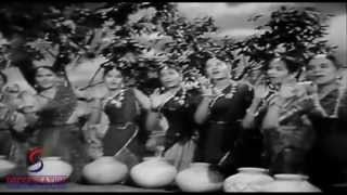 Aayi Bairan Bahar Kiye Solah Singaar - Lata Mangeshkar