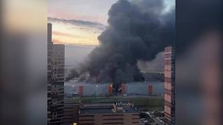Ukrainischer Drohnenangriff löst Großbrand in Lagerhallen in St. Petersburg aus
