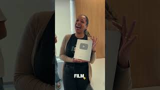 Com licença, estamos ocupados escolhendo onde colocar tanta plaquinha 😂💁‍♀️ #filmplus #filmegratis