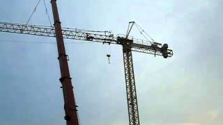 preview picture of video 'smontaggio di una gru edile city crane 6/11'