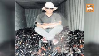 armi-all-isis-quel-manager-salernitano-seduto-sui-kalashnikov