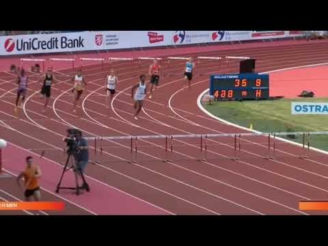 During the four hundred metres race . Funny movement by Chris Robinson .