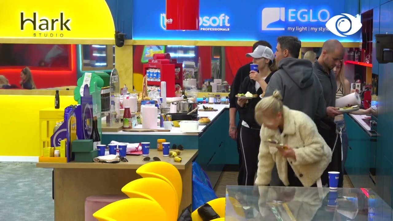 Grupi i Evës në kuzhinë, 'ngrijnë' me pjata në dorë