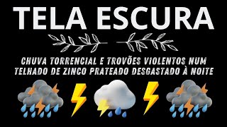 Chuva Torrencial e Trovões Violentos Num Telhado de Zinco Prateado Desgastado à Noite
