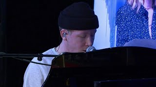 Eddy de Pretto reprend &quot;Du bout des lèvres&quot; de Barbara sur Europe 1