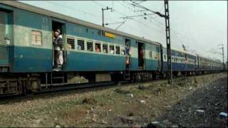 preview picture of video 'IRFCA - 303 Delhi-Kalka Passenger Negotiating The Curve Near Subzi Mandi, Delhi'