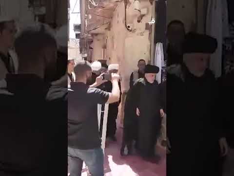 شاهد بالفيديو.. السيد مقتدى الصدر يزور السيد السيستاني في منزله بمحافظة النجف #الشرقية