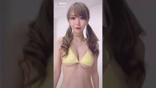 TikTok　ハミ乳　胸元ゆるゆる　縦揺れ注意報