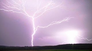 preview picture of video 'Instants d'orages - Coup de foudre ascendant positif / Upward Lightning'