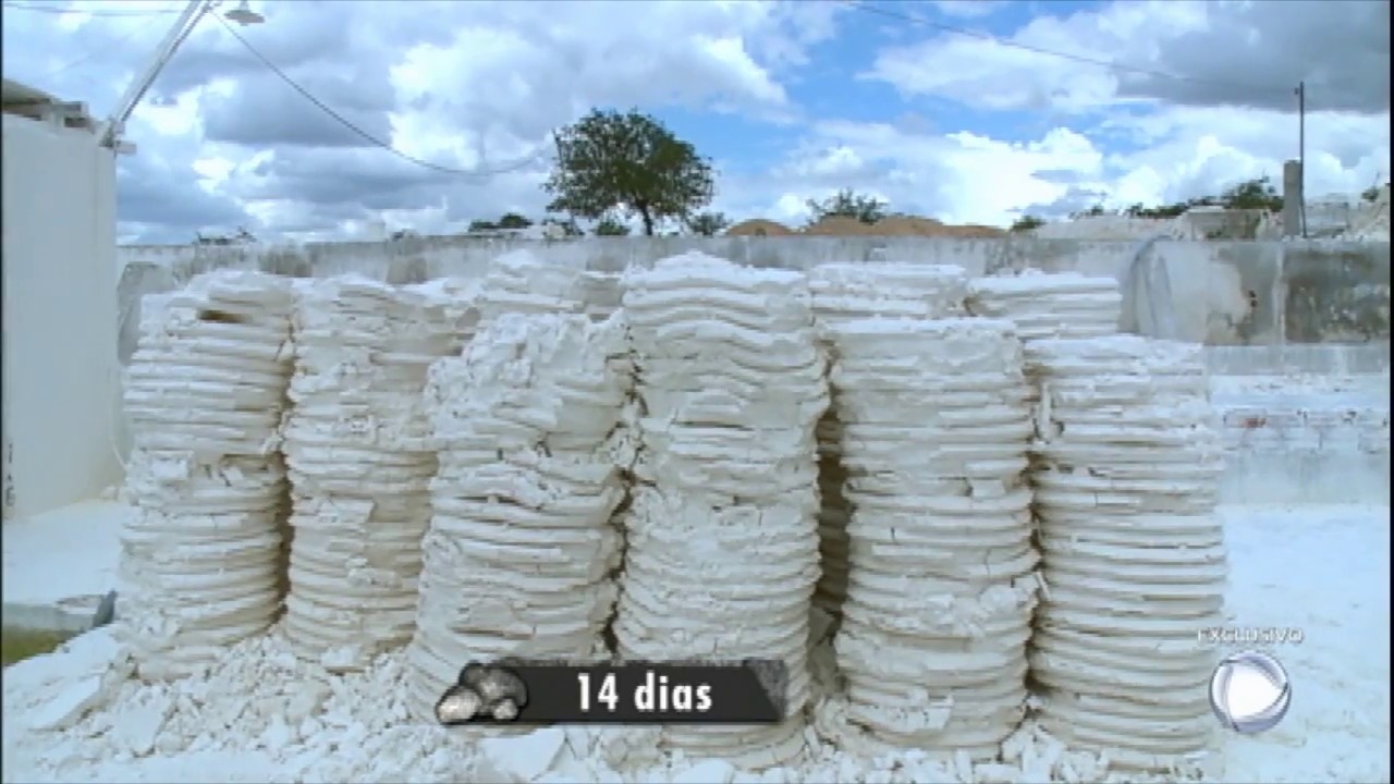 Acompanhe o trabalho de garimpeiros em minas de caulim na Paraíba