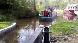 preview picture of video 'Met een narrowboat over het Monmouthshire & Brecon Canal, deel 2'
