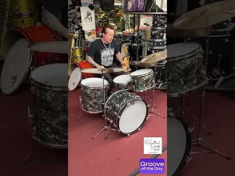 Groove of the Day - Tre Cool throws wallet at store owner Jerry