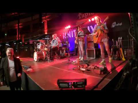 Sinitaivas - Kaiken kauniin rinnalla