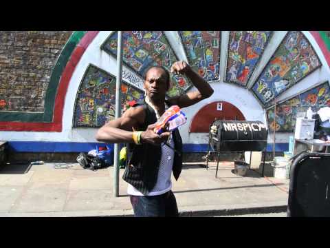 London in a day - Man dancing at Brick Lane - Ela