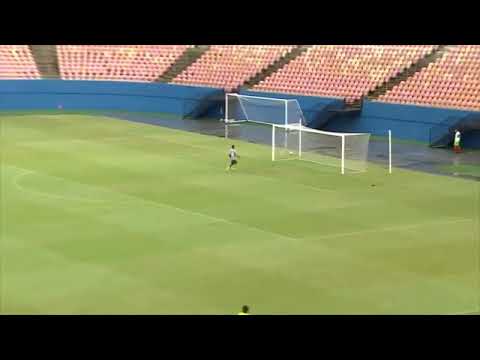jogador do fast clube, deu uma caneta e faz um gol antes do meio campo
