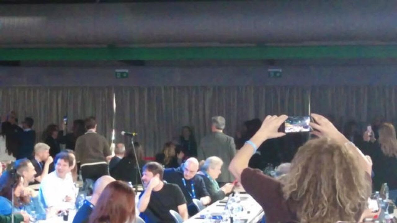 Irina Shayk arriva in Sala stampa, Conti l'aspetta con i fiori