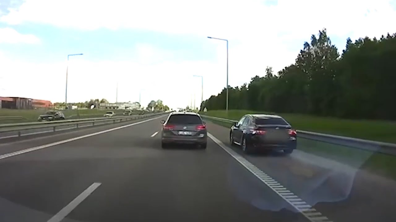 Vairuotojas lenkia automobilius per šalikelę